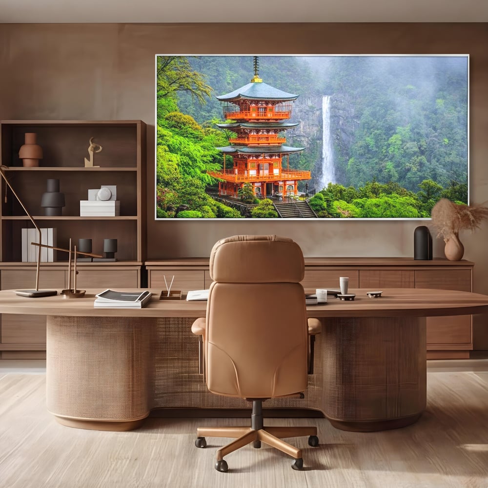 Tablou canvas cu tablou canvas cu pagoda si cascada, in rama de aluminiu argintiu, pe perete intr-un birou